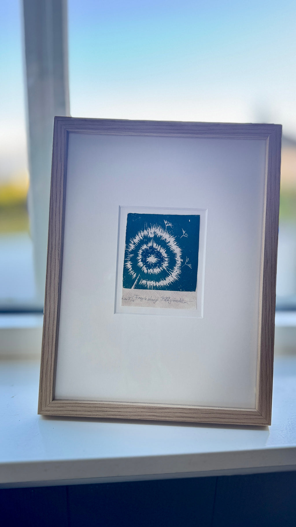 Fragile strength inkludert passepartout og ramme