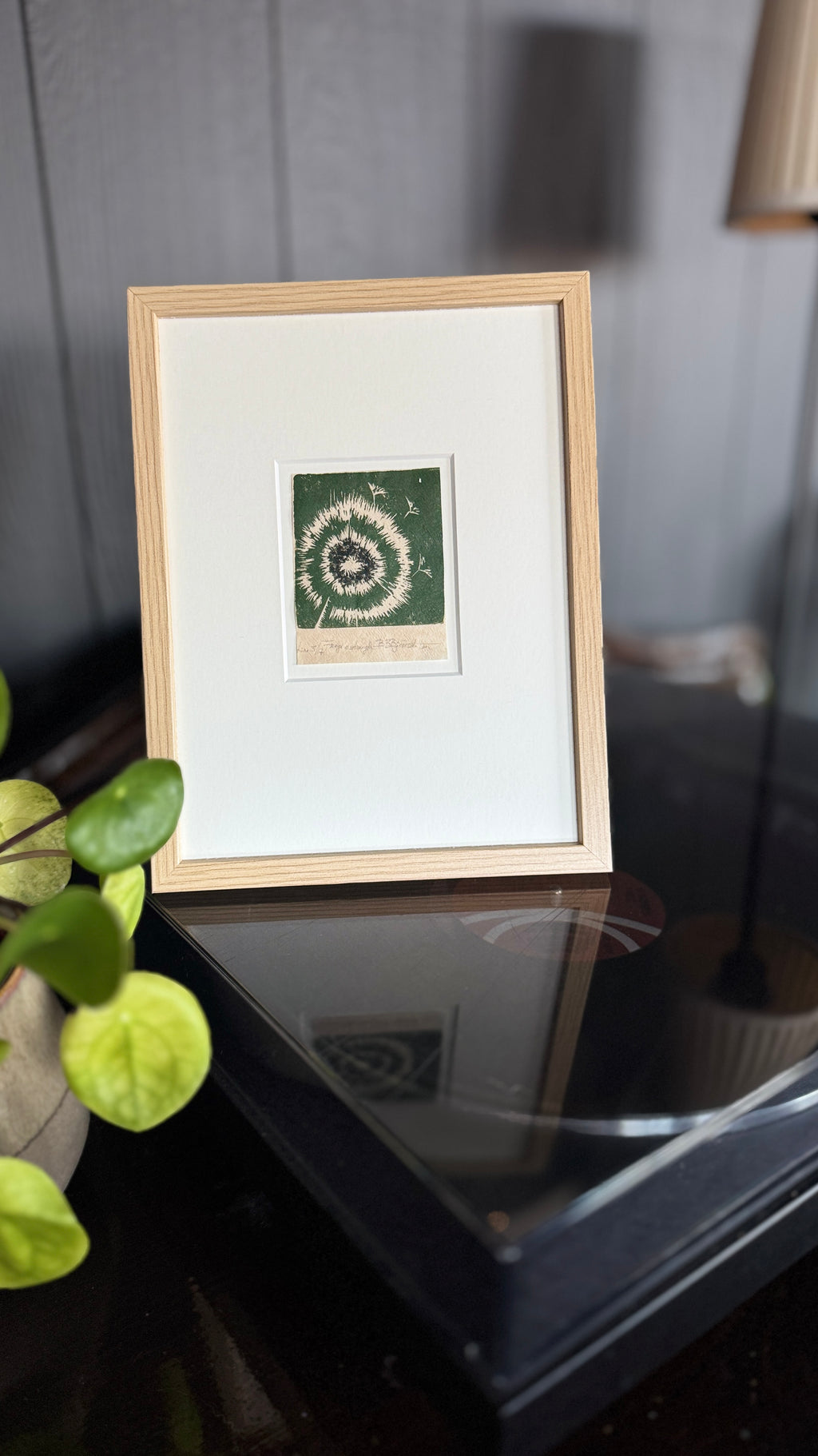 Fragile strength inkludert passepartout og ramme